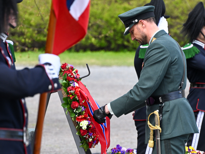 Kronprins Haakon la ned krans ved monumentet for ofrene fra 2. verdenskrig. Foto: Sven Gjeruldsen / Det kongelige hoff